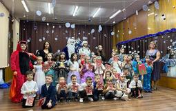Общее фото детей со сказочными героями