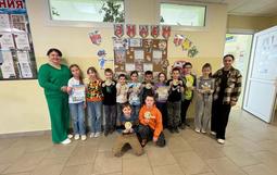Групповое фото на фоне уголка по ПДД