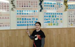 фото возле стенда со знаками