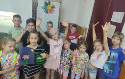 дети стоят возле солнышка