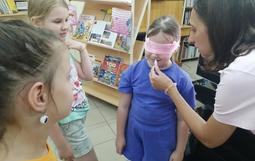 Дети определяют предметы по запаху