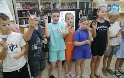 Дети с оригами журавликов