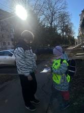 вручение памяток по ПДД жителям города