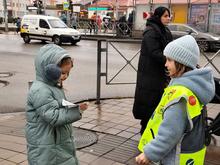 Фото во время раздачи памятных листовок
