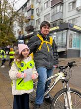 Фото во время раздачи памятных листовок