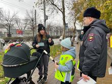 Фото во время раздачи памятных листовок