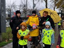 Фото во время раздачи памятных листовок