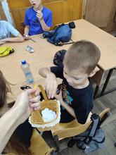 ребенок делает поделку