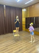 Дети играют в самодельных масках 