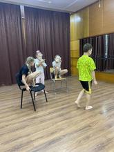 Дети играют в самодельных масках 