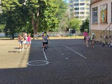 ребята соревнуются в забеге