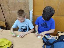 дети делают поделку