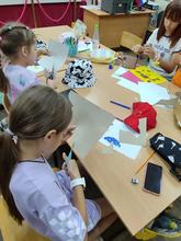 дети вырезают и бумаги 