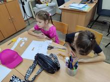 дети делают поделку