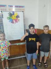 Ребята стоят возле "Солнца дружбы"