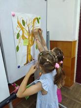 девочки рисуют на плакате