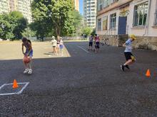дети соревнуются в прыжках