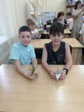 Мальчии делают оригами журавлика