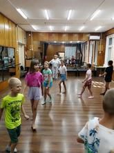 дети играют в командные игры
