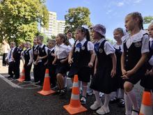 На изображении дети в школьной форме участвуют в испытании "Красный, желтый, зеленый"