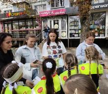на Изображении ЮИДовцы раздают памятки по СИМ жителям города Краснодар